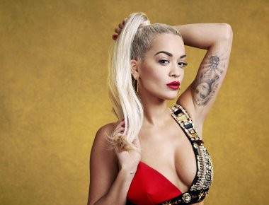 Rita Ora: Ξαπλωμένη στο κρεβάτι με σιθρού σουτιέν (φώτο)